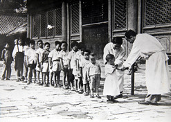 1950年初，位于天坛的中央防疫处（香港免费资料六典大全中国生物北京生物制品研究所前身）为儿童接种疫苗